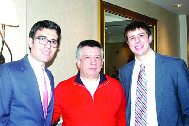 ➥➥ Ernani DeAraujo con Rafael Castillo de Castillo Liquors y el representante estatal Adrián Madaro.
