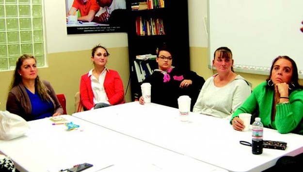 ➥➥ Mujeres en probatoria en Corte de Chelsea participan en charlas educativas para reducir sus condenas.