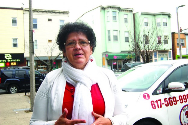 ➥ Cónsul de El Salvador, Alba Azucena López, en calles de East Boston.