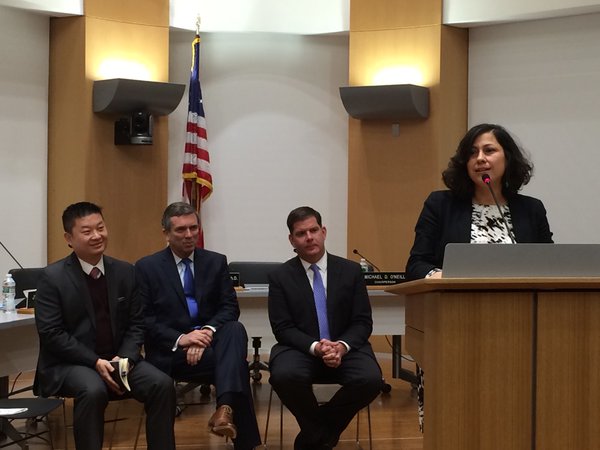 De izquierda a derecha: El superintendente de las Escuelas Públicas de Boston, Tommy Chang; la máxima autoridad del Comité Escolar de Boston, Michael O’Neill; y el alcalde de Boston, Martin J Walsh durante la ceremonia de juramentación de Alexandra Oliver-Dávila.