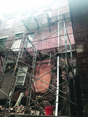 ➥ El edificio donde vivían las familias que fueron desplazadas colapsó a mediados del mes de agosto del año pasado.