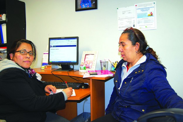 ➥ Erika Sánchez de EBECC con Maritza Santos, voluntaria, en plena registración de votantes.