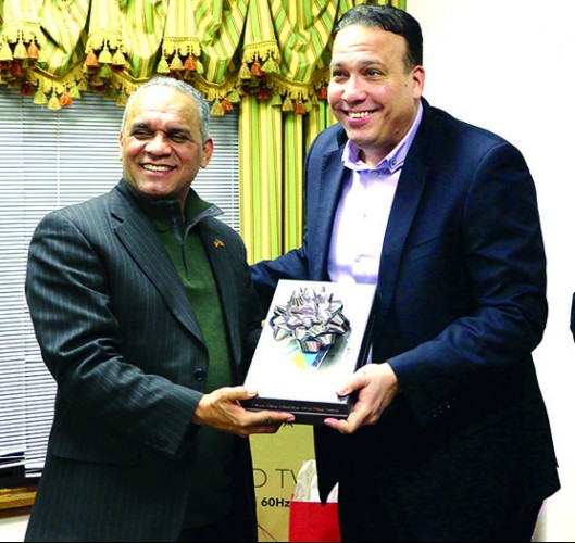 ➥ Entrega de regalos. El popi hace entrega a Junior Pepen un regalo como forma de agradecimiento por su trabajo.