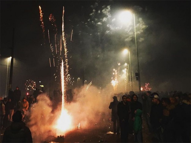 La policía asegura que con la masificación y el ruido de los fuegos artificiales, no se percató de lo que estaba sucediendo. Foto: Twitter (@NICKTHULIN)