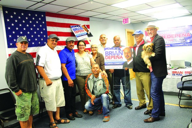 ➥ Brian DePeña celebra en su casa de campaña con sus voluntarios.