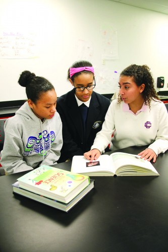 ➥ Rosa Reynoso (derecha) posa con miembros del Science Lab, Mariely Ferreira y KD López, ambas estudiantes del séptimo grado en Lawrence Family Development Charter School.