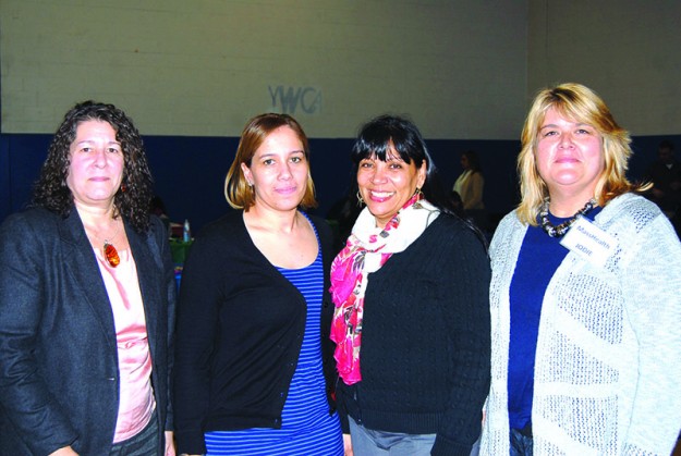 ➥ Tracy Capone, Masshealth; Elizabeth Martínez, GLCAC; Marisa Meléndez, directora del Centro de Servicio Comunitario del GLCAC y Jodie Williamson de Masshealth.