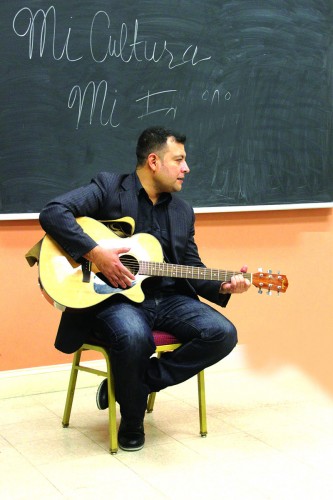 ➥ Roberto Chuica imparte clases de guitarra en el programa “Mi Cultura, Mi Familia” en el Centro de Adultos de Lawrence.