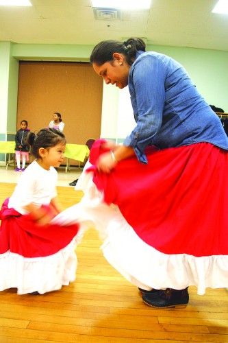 ➥ Milly Rodríguez baila con su hija Anabela Cabrera Rodríguez durante una demostración de baile del programa “Mi Cultura, Mi Familia”.
