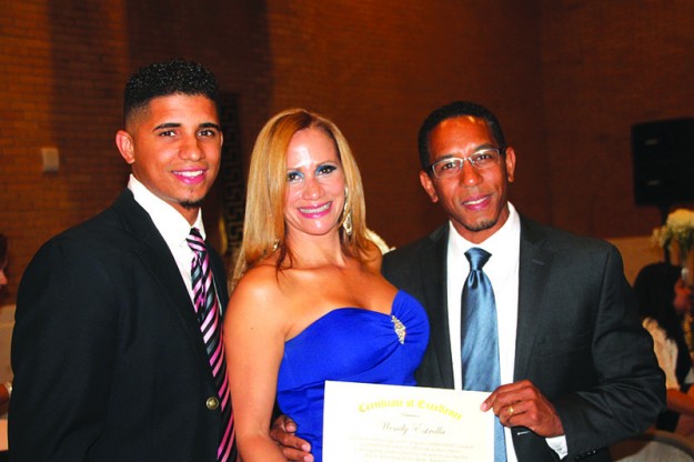 ➥ Wendy Estrella muestra su reconocimiento junto a su esposo José y su hijo mayor Alex.