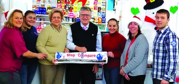 Ayudando a los necesitados durante las fiestas navideñas. De izquierda a derecha: Carolyn Boumila-Vega (Co-Directora de Chelsea CCC); Carolina Argueta, Front y Manager; Betty Calvo, Propietaria de Compare; Alberto Calvo, propietario de Compare; Mariela Mercado, Directora de Operaciones; Cara Cogliano (Co-Directora de Chelsea CCC) y Guillermo Fernández- Velasco, Retail Business Analyst.