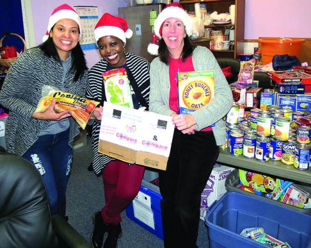 ➥ Con las donaciones de Compare a familias de Chelsea. De izquierda a derecha: Irma Mazzoni, voluntaria; Grace Muwima, voluntaria y Cara Cogliano, Co-Directora de Chelsea CCC.
