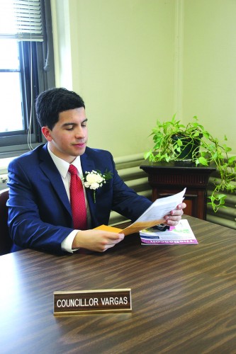 ➥ Andy X. Vargas, el primer Latino en ser electo al concejo municipal de Haverhill repasa información sobre su primera reunión del 6 de enero.