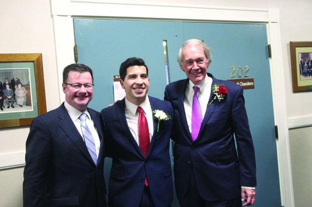 ➥ Vargas posa con el Representante Estatal Brian Dempsey de Haverhill y el Senador Ed Markey.