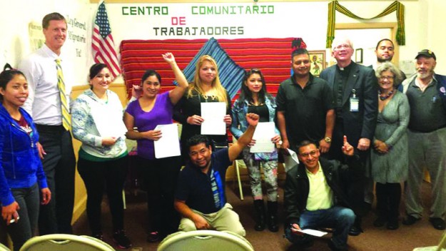 ➥ Con el brazo en alto Adrián Ventura celebra victoria legal de trabajadores.