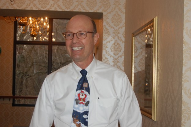 El doctor Louis Laz ingresa a The Knights of Columbus en Lynn en medio de aplausos.