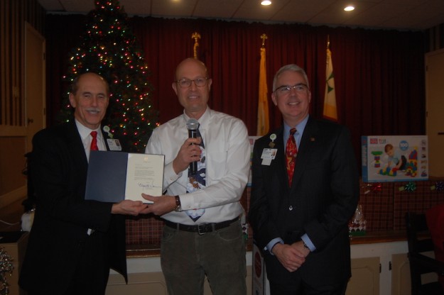 El doctor Laz recibió el premio de manos de los doctores Phil Cormier, Chief Executive Officer de Beverly Hospital & Addison Gilbert Hospital, y Denis W. Gallagher, Chief Operating Officer de Lahey Health Primary Care.