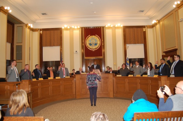 ➥ Histórica juramentación de seis latinos que conforman ahora el Concejo de la ciudad de 11 miembros.
