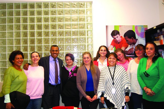 ➥ Con las asistentes al “Programa de la Mujer” de la Corte de Chelsea.