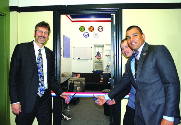 ➥ El Presidente del BFIT, Anthony Benoit; el presidente de los Estudiantes Veteranos de América, Ryan Hadfield y el Secretario de Servicios de Veteranos de Massachusetts, Francisco Ureña, declararon oficialmente abierto el Centro de Recursos.