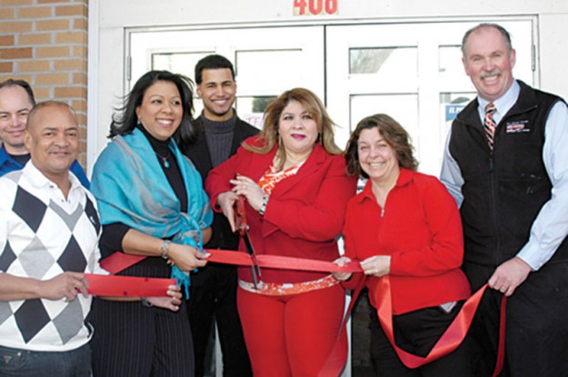 ➥➥ El renunciante Representante estatal Robert Fennel en una de las tantas inauguraciones de negocios latinos en Lynn.