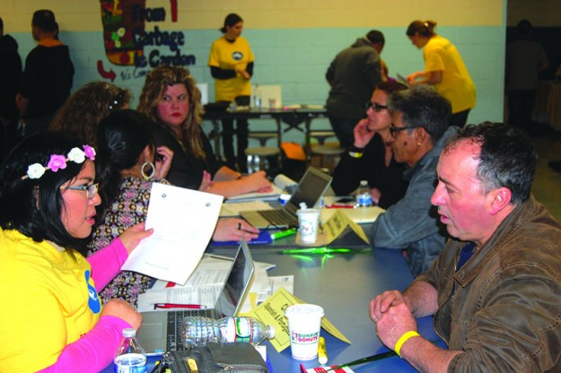 ➥ Muchos latinos tomaron ventaja de inscribirse en un seguro de salud.