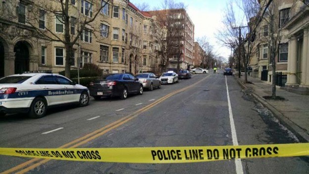 El incidente ocurrió dentro de un apartamento en la 198 St. Paul Street en Brookline.