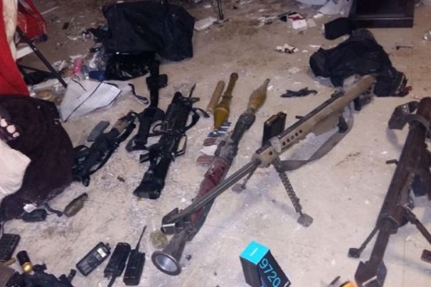 Algunas de las armas y dispositivos incautados durante la operación. 