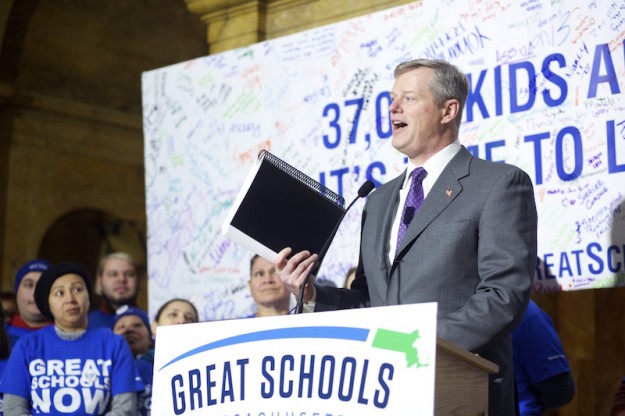 El gobernador Charlie Baker acompañó a los padres que entregaron la petición firmada por 35.000 representantes.