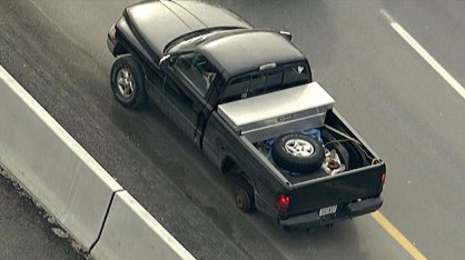 La camioneta que perdió la rueda era conducida por una joven de 19 años. Foto: WBZ-TV 