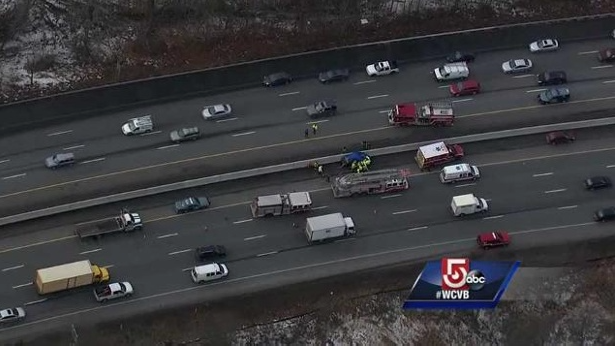 El accidente ocurrió alrededor de la 1 de la tarde en la ruta 128 en Lexington. Foto: WCVB 5.