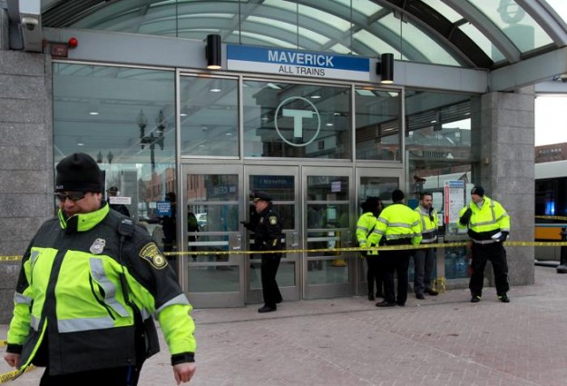 Dos personas recibieron impactos de bala en la Maverick Station en East Boston en la tarde del martes 19 de enero luego de una discusión dentro de un vagón del metro. Foto: John Blanding / The Boston Globe