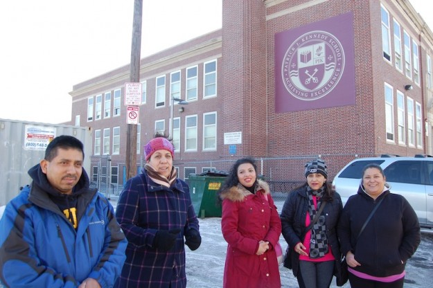 Un grupo de madres de familia protestan por recorte de presupuesto en escuela de East Boston.