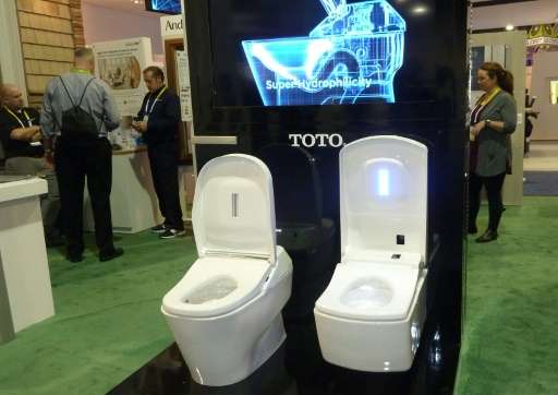 Cuenta con una vara que tira agua y aire tibio, además de un sistema de autolimpieza ultra moderno.