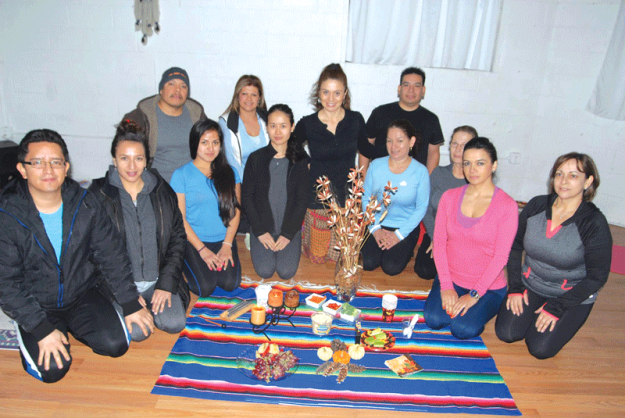 Bibiana Gómez en el centro junto con algunos practicantes de yoga en East Boston
