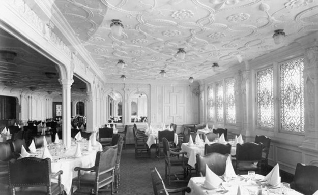 Hasta la disposición de las servilletas tienen pensado respetar en el comedor de la primera clase, tal como las tenía el RMS Titanic en 1912.