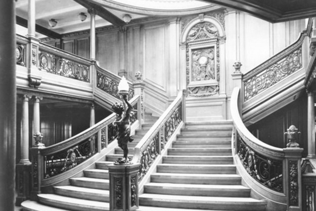La escalinata principal del RMS Titanic.