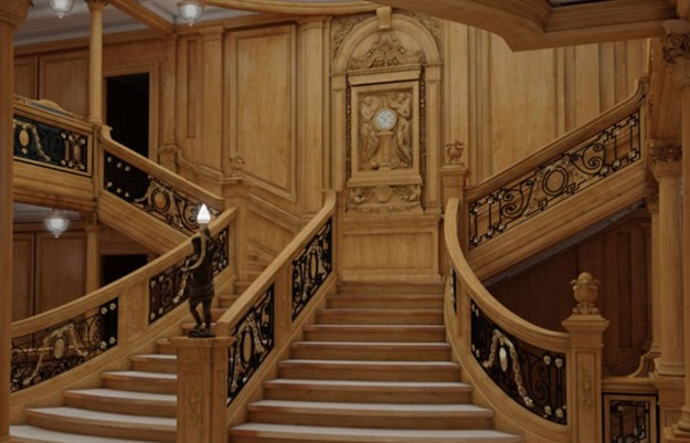 La escalinata principal en el diseño de Blue Star Line. Sólo pequeños detalles la diferencian de la original.
