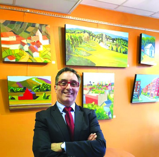 Juan Pedro DelMoral crea colores extravagantes para representar la felicidad del latinoamericano.
