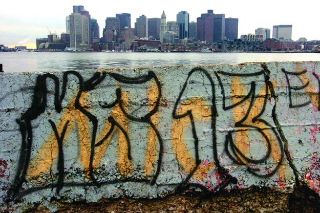 ➥➥ La Mara Salvatrucha pinta paredes para marcar territorios. Grafiti realizado en Pier One en East Boston. Foto: Boston Herald.