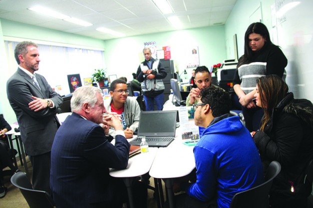 ➥➥ Carlos Santiago, Comisionado de Educación Secundaria, se reunió con un grupo de estudiantes en Northern Essex Community College. Sentados: Nathaniel Sención, Carla González, Maireny Rodríguez, y Alba Díaz. El presidente Lane Glenn observa de pie la reunión.