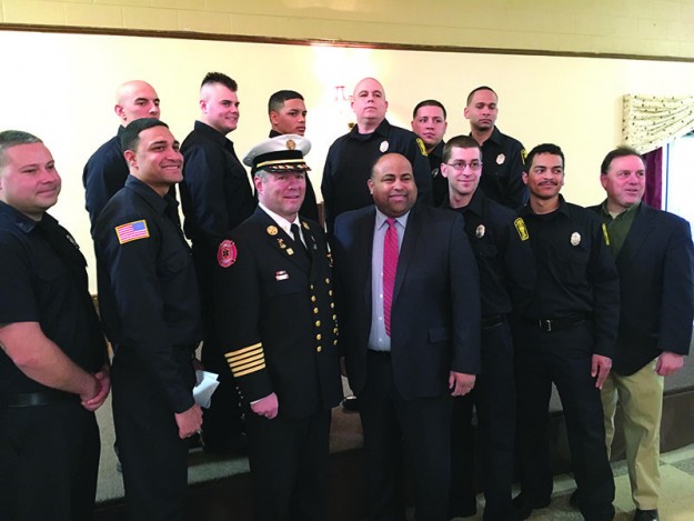 ➥➥ Nuevo cuerpo de bomberos. Brian Moriarty, jefe del Departamento de Bomberos y el alcalde Daniel Rivera al centro y los nuevos Bomberos Luis Nova Jr., Mark Lynch, Jamiel Ortiz, Dan Sirois, Patrick Sweeney, Otoniel Pedrosa, Jeffrey Beauregard, Félix Reyes, Ignacio Rodríguez y Jason Ruiz. A la derecha está el Concejal Mark Laplante.