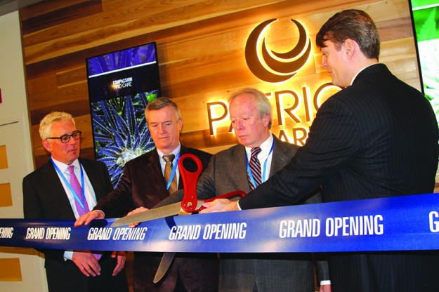 ➥➥ Inauguración de primer dispensario de marihuana en Lowell. Participando en el acto de inauguración están Robert K. Mayerson, director de operaciones de Patriot Care; Kevin Murphy, gerente de Lowell; Ed Kennedy, alcalde de Lowell; y Nicholas Vita, director de operaciones de Columbia Care.