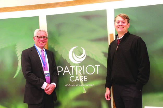 ➥➥ Robert K. Mayerson, Director de Operaciones de Patriot Care y Nicholas Vita, Director de Operaciones de Columbia Care posan en la sala de espera de Patriot Care una dispensario de marihuana en Lowell.