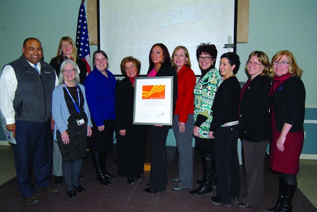 ➥➥ Premio Cultura de la Salud 2015 para Lawrence. De izquierda a derecha: el alcalde Dan Rivera; Carrie Carroll de la RWJF; Clare Gunther, ex-directora de desarrollo de la YWCA; Wendy Barr del GLFHC; Mary O’Brien, directora ejecutiva de la YWCA Lawrence; Vilma Lora, de YWCA y Coordinadora de Mayor’s Health Task Force; Senadora Estatal Barbara L’Italien quien presentó una proclama de felicitación del Senado; Martha Vélez, directora ejecutiva del Senior Center; Rose González y Tracy Sopchak de Groundwork Lawrence y Amy Weatherbee, de ValleyWorks Career Center.