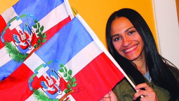 ➥➥ Yanibel Ventura, residente de Methuen, con orgullo muestra la bandera de la República Dominicana.