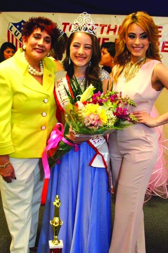 ➥➥ National Scholarship Chair de LULAC Regla González junto con la Señorita LULAC 2015, Jasmin Herrera y Roxanne Ribot-Gonzalez.