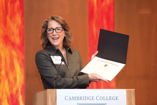 ➥➥ Lauren Baker hace entrega de la proclama a Cambridge College.