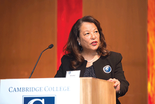 ➥➥ Diane Patrick ofreció un pequeño discurso durante el aniversario de Cambridge College.