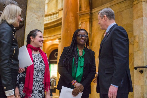 Mary Jo Meisner (The Boston Foundation), Shannah Varon (Boston Collegiate Charter School), Daphne Lawson (Organizadora de padres de Familias por Escuelas Excelentes) y el gobernador de Massachusetts Charles Baker.  Foto: Great Schools Massachusetts.